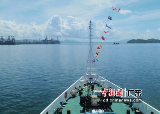 图为深圳海巡“深海一号”船在巡逻中。 作者 陈文