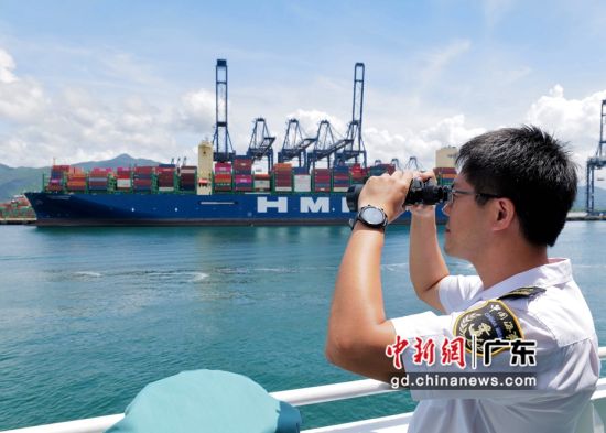 图为深圳海事工作人员在巡查。 作者 陈文