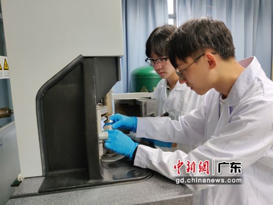 图为深圳大学参赛成员进行实验。 作者 共青团广东省委员会 供图