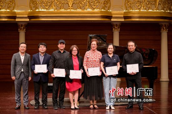 华发中演大剧院董事长梁涛(左1)为第一期老师颁发聘书。 作者 董培琳