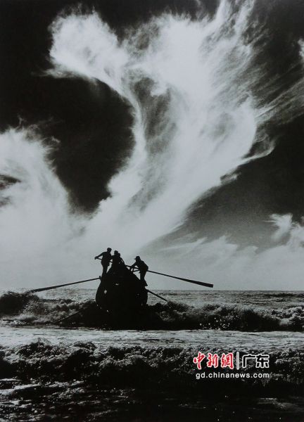 《搏斗》，陈复礼，1967年。广东省摄影家协会 供图