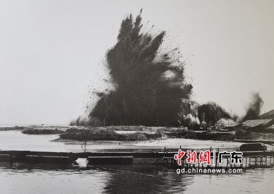 《蛇口开山炮》，何煌友，1979年。广东省摄影家协会 供图