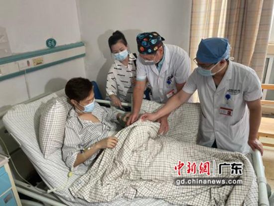 专家团队为张先生检查伤口恢复情况 蔡敏婕摄