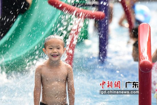 儿童在白云区儿童戏水公园戏水消暑。 作者 文国辉(实习生)