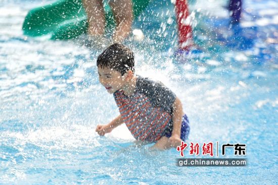 儿童在白云区儿童戏水公园戏水消暑。 作者 文国辉(实习生)