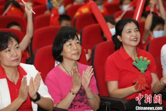  陈艾森母亲谭颂贤(左2)观看比赛。　王坚 摄