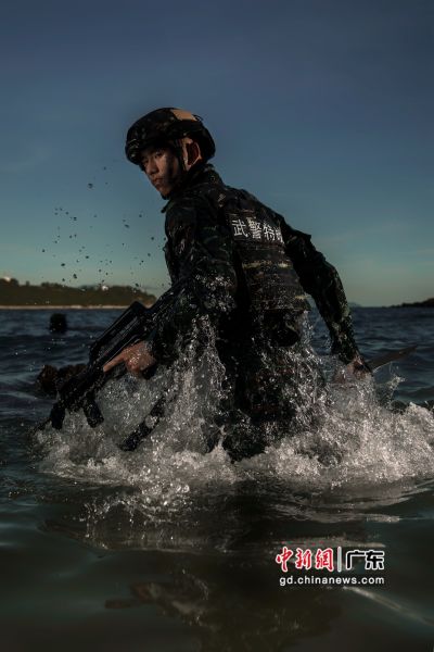 特战队员进行水上综合战术训练。
