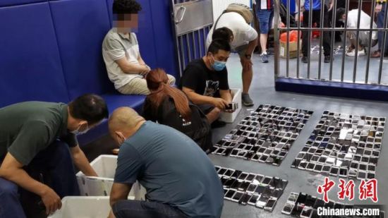 警方查扣涉案电脑、手机3000余台。　广州警方供图