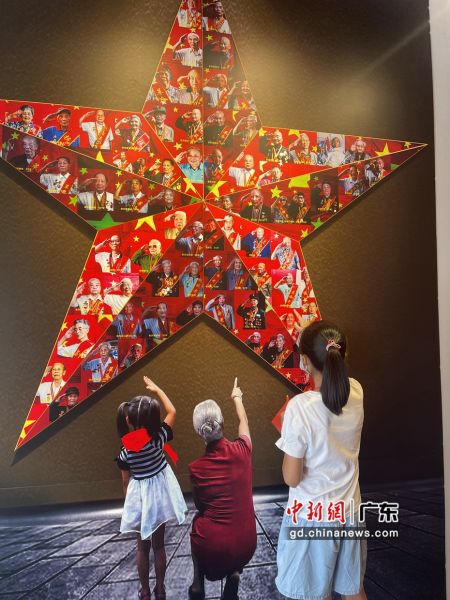 图为广东惠州《红色百年 致敬老兵――“老兵・你好”》主题影像展开幕式现场。 作者 宋秀杰摄