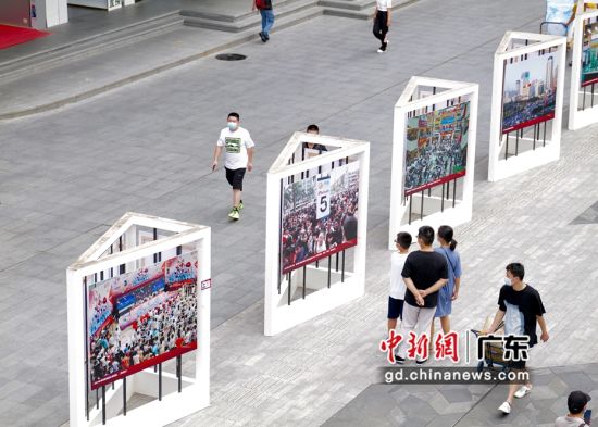 图为深圳市民参观展览。陈文 摄影
