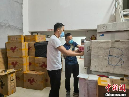 广州番禺警方缴获多个假冒品牌香烟共770万支，价值800多万元。　广州警方供图