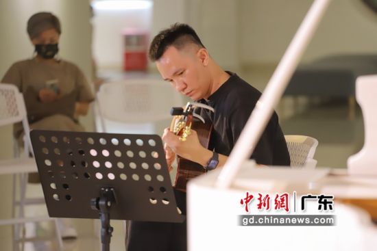 来自台湾高雄的吉他音乐家林志骏老师演奏了原创曲目《柠檬树下的阳光》。 作者 伍学念