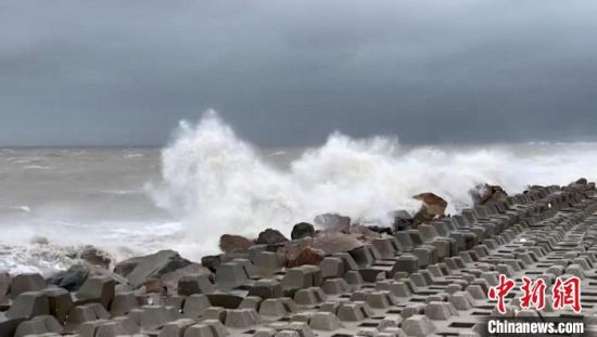  台风“卢碧”于8月5日11时许登陆广东汕头，图为汕头市东海岸，被狂风掀起的海浪。郑晓钦 摄