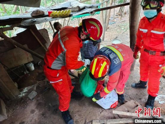 图为消防员处理缅甸蟒。　深圳消防 供图