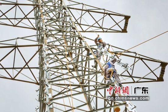 南方电网公司增强电网供应保障能力。图为广东阳江，工作人员对线路塔架进行检修加固。 作者 杨惠平 