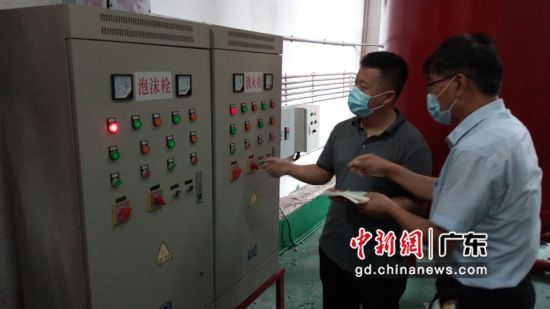工作组在对企业进行检查。 作者 广州市应急管理局 供图