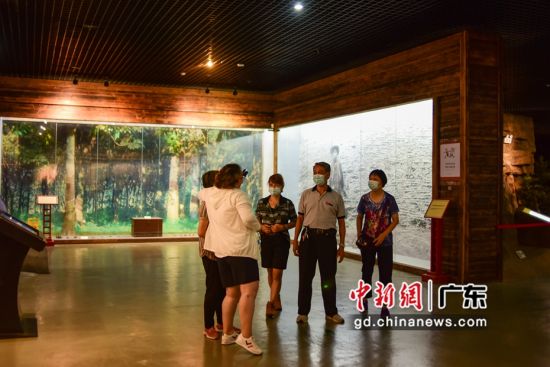 游客在五邑华侨华人博物馆呃逆参观，“阅读”华侨华人家国故事。 作者 文国辉(实习生)
