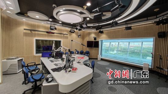 广东广播频率全新融媒直播室启用