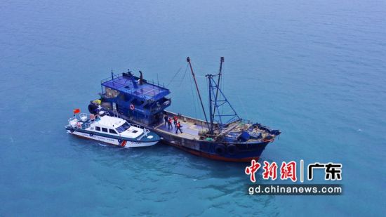 海警执法员依法登临嫌疑船舶。广东海警供图