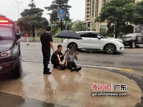 图为广东惠州“最美特警” 俯身为伤者遮风挡雨。 作者 惠阳警方供图