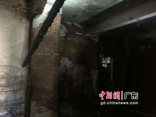 广州一民宅火灾四人被困 幸获消防营救