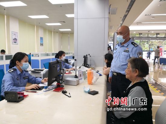 肇庆公安为老年人办理业务开设“绿色通道”。(警方供图)