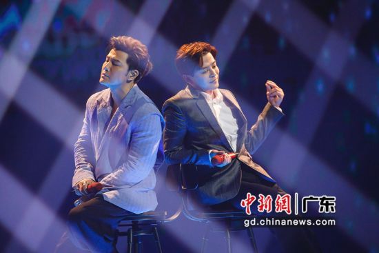 陈晓东(右)携手许绍洋(左)演唱《爱与痛的边缘》。广东卫视 供图