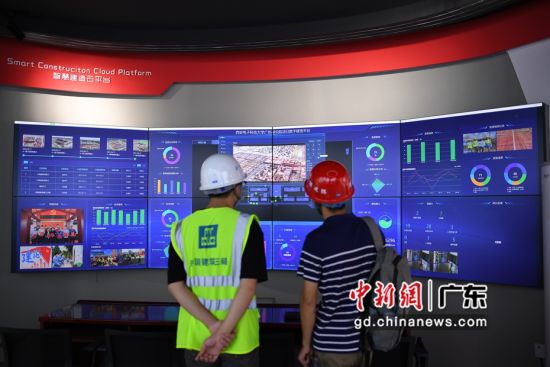 中新广州知识城科教创新区的工作人员向参观者介绍数字建造平台。陈楚红 摄