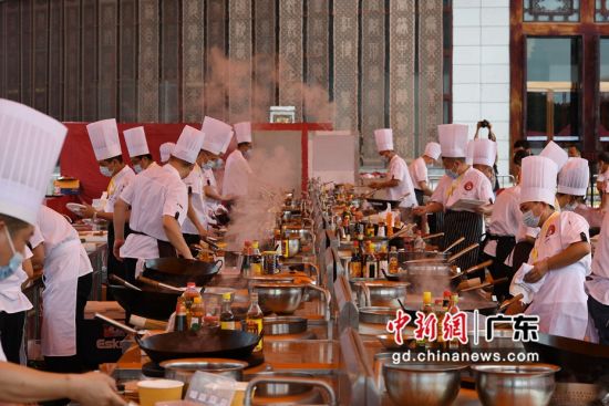8月29日，中式烹调竞赛区厨师在制作参赛作品。陈楚红 摄