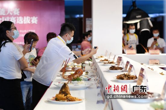 8月29日，菜品展示区吸引参观者。陈楚红 摄