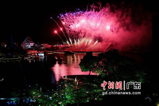 图为深圳欢乐海岸璀璨夜空。陈文 摄