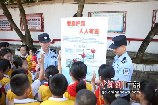 开学首日 广州铁路警方走进校园赠书送平安 作者 张劲超