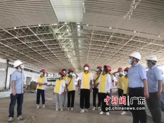 参观建设中的揭阳潮汕国际机场扩建航站楼。易树德 供图