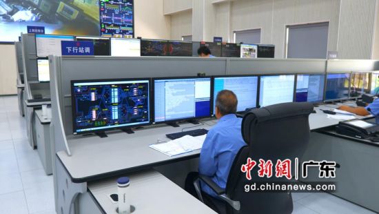 江村车站作业人员正在使用CIPS系统 作者 齐峰