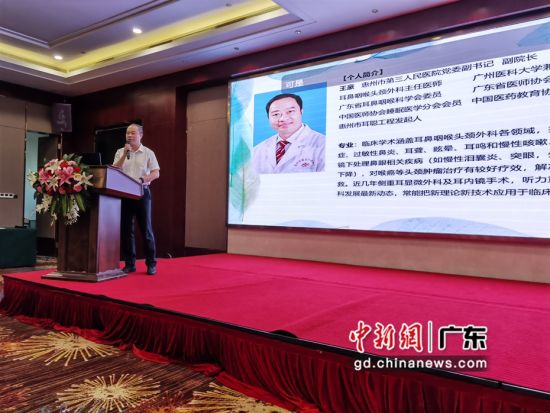 图为王豪介绍惠州市耳聪工程公益项目情况。 作者 廖越红