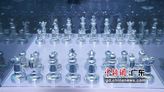 图为展出的五轴CNC一次成型的广州塔和国际象棋模型。 李纯 摄