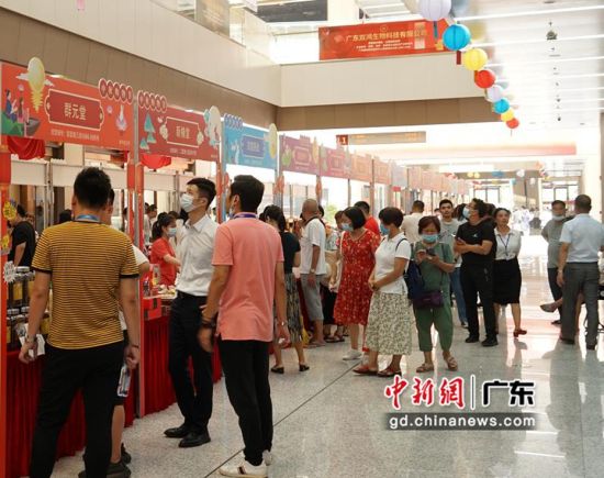 广州国际医药港健康方舟中秋购物节现场人气满满。广州国际医药港 供图