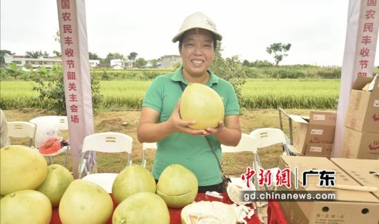 韶关农民展示优质柚子。通讯员供图