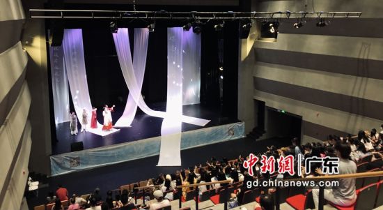 澳门的多媒体艺术创新舞台剧《蝶恋・梁祝》在珠海乐士文化区对白剧场上演。 作者 王诗琳