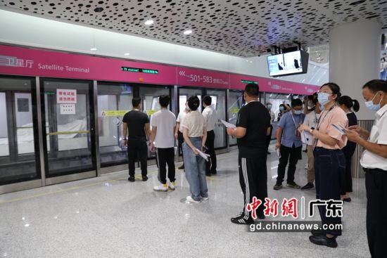 模拟旅客乘坐捷运系统前往卫星厅。 作者 深圳机场 供图