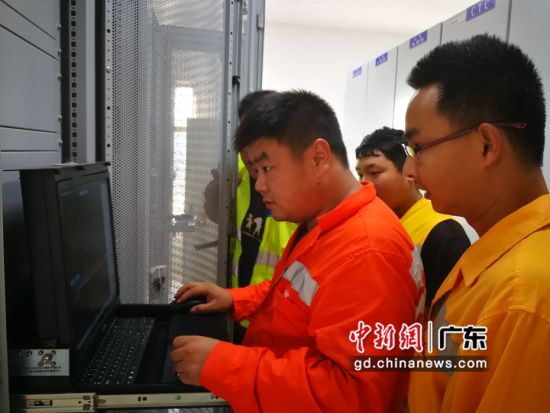 图为广铁集团惠州电务段职工开展联调联试。 作者 程向阳摄