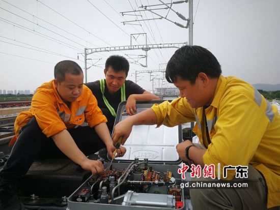 图为广铁集团惠州电务段职工开展联调联试。 作者 程向阳摄