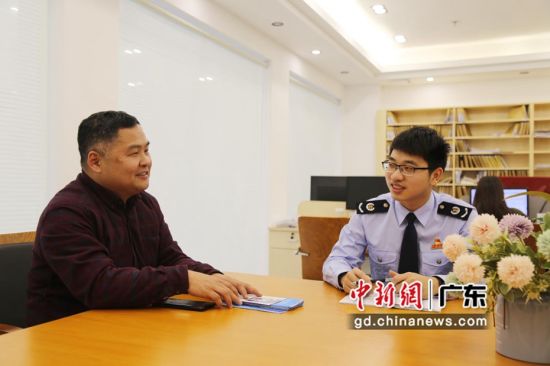 图为广东惠东县税务人员在办税厅指导财务人员办理涉税业务。 作者 惠东县委宣传部供图 图为广东惠东县税务人员在办税厅指导财务人员办理涉税业务。 作者 惠东县委宣传部供图