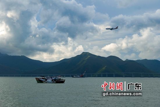广东海警摩托艇靠泊“酒店船”进行检查。广东海警局供图