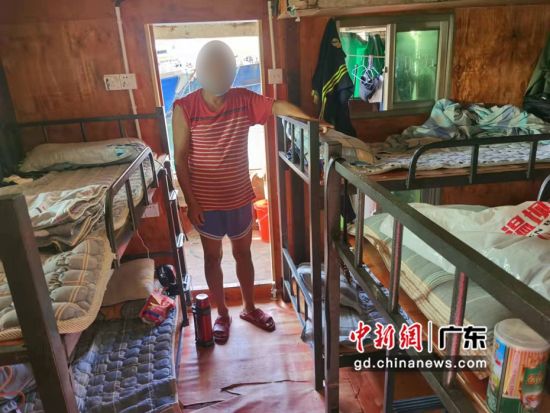 嫌疑人指认提供住宿服务的床铺。广东海警局供图