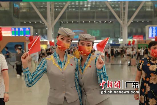 深圳北站国庆节开展“我爱祖国”系列庆祝活动。图为乘务员手持国旗 作者 胡福祥