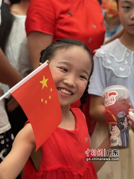 深圳北站，乘客手举小国旗开心微笑 作者 胡福祥