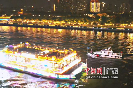 国庆假期首日夜间，珠江两岸灯光璀璨 作者 朱杰