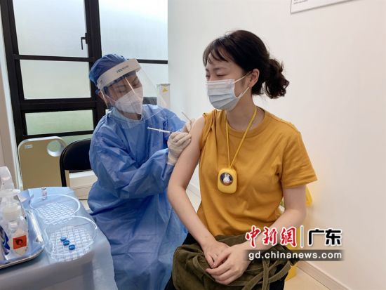 医护人员正在给外籍学生打新冠疫苗 作者 覃美锦
