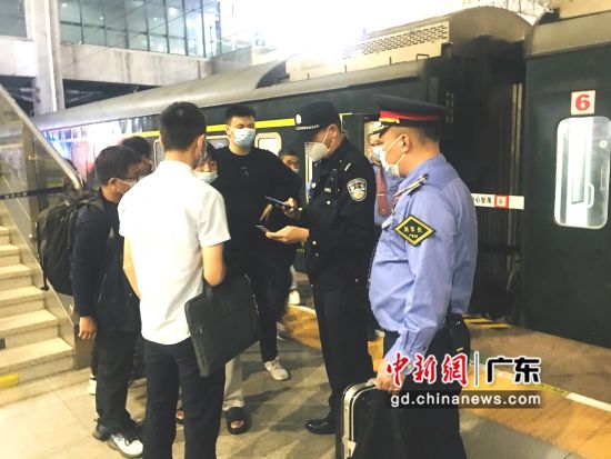 圖為T(mén)398次列車(chē)工作人員將犯罪嫌疑人移交南昌站派出所。鄧建園 攝